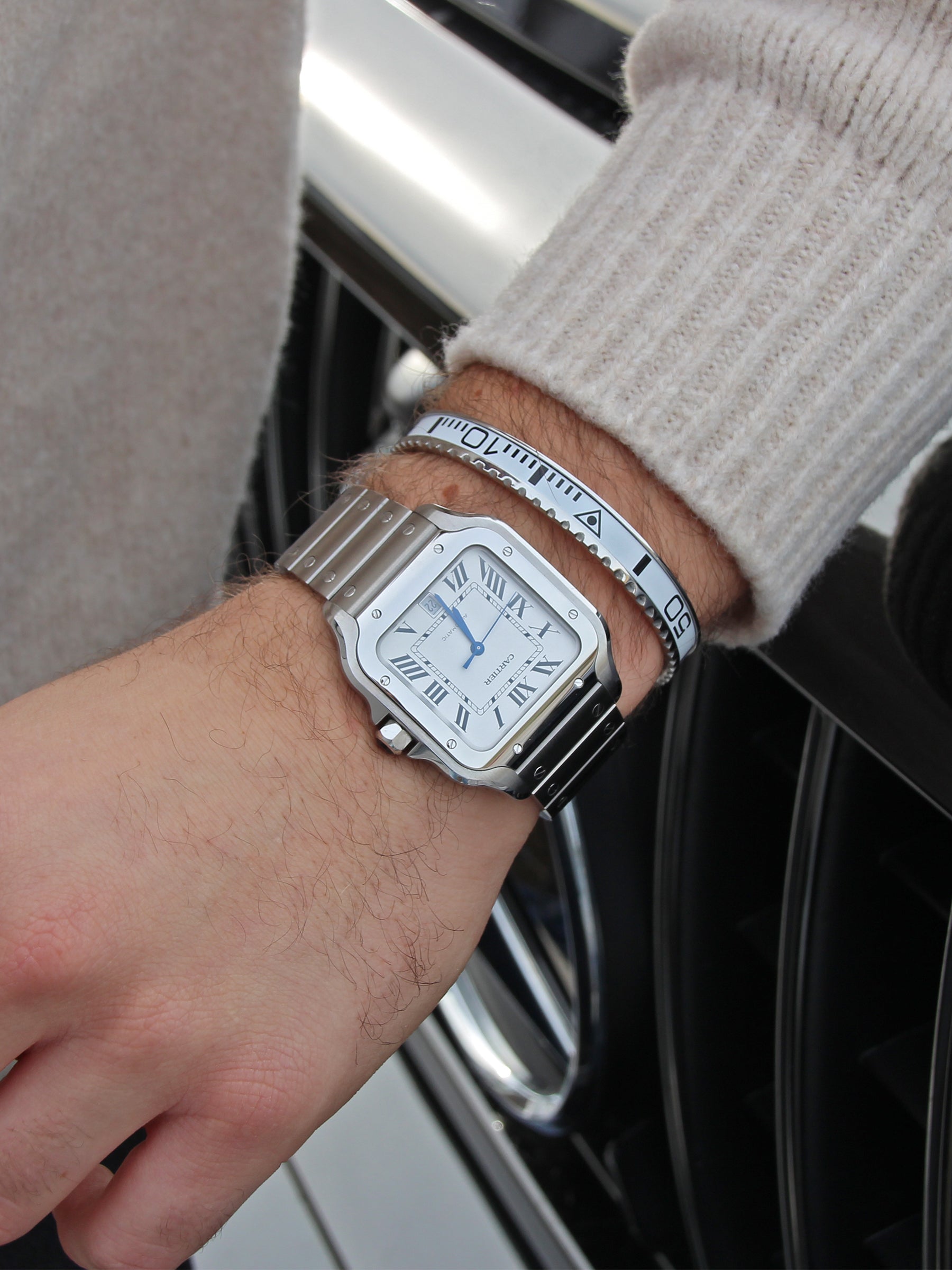 Harmonie in Weiß: Das Speedbracelet trifft auf Cartier Santos